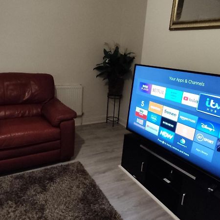 Cheerful 2-Bedroom Home With Off Street Parking 블랙풀 외부 사진