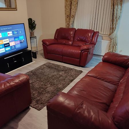 Cheerful 2-Bedroom Home With Off Street Parking 블랙풀 외부 사진