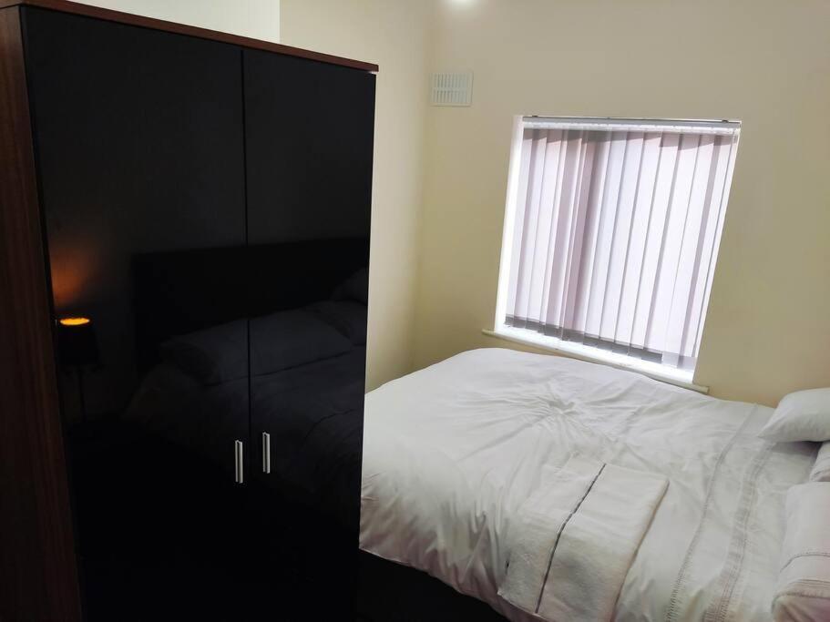 Cheerful 2-Bedroom Home With Off Street Parking 블랙풀 외부 사진