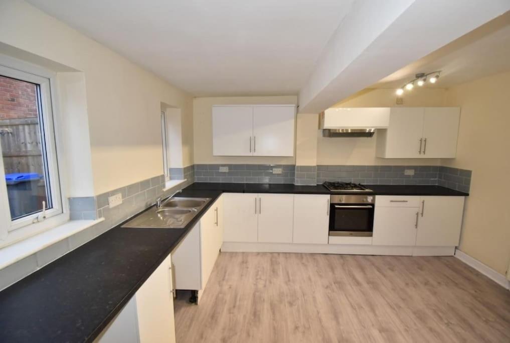 Cheerful 2-Bedroom Home With Off Street Parking 블랙풀 외부 사진