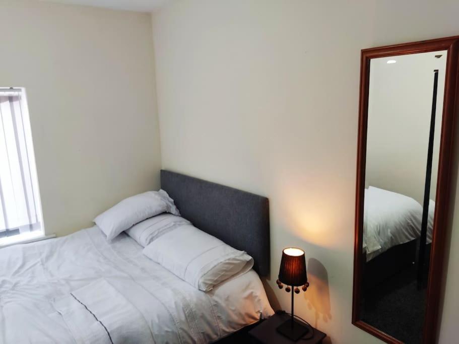 Cheerful 2-Bedroom Home With Off Street Parking 블랙풀 외부 사진