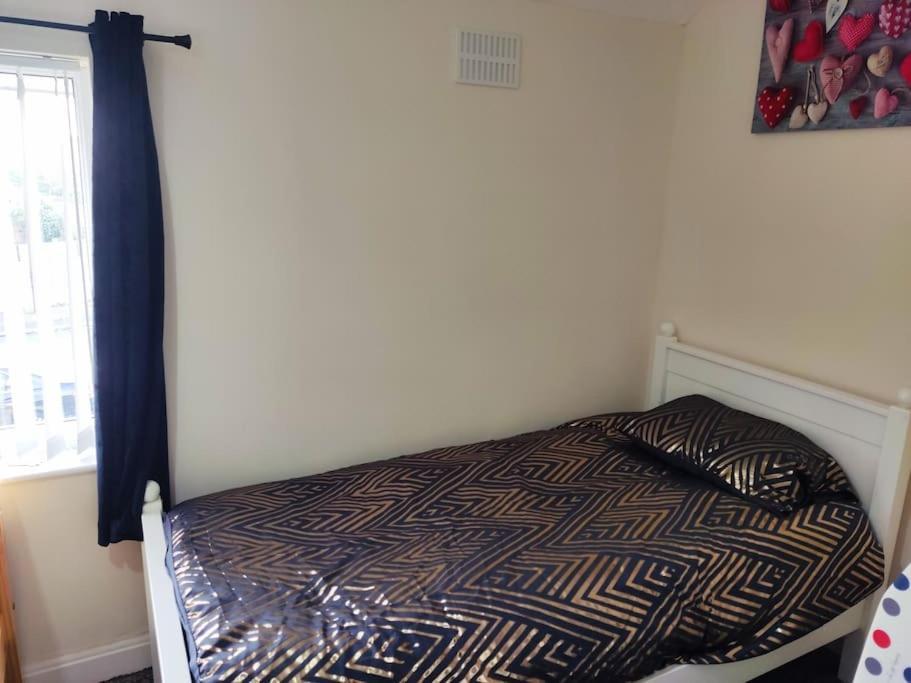 Cheerful 2-Bedroom Home With Off Street Parking 블랙풀 외부 사진
