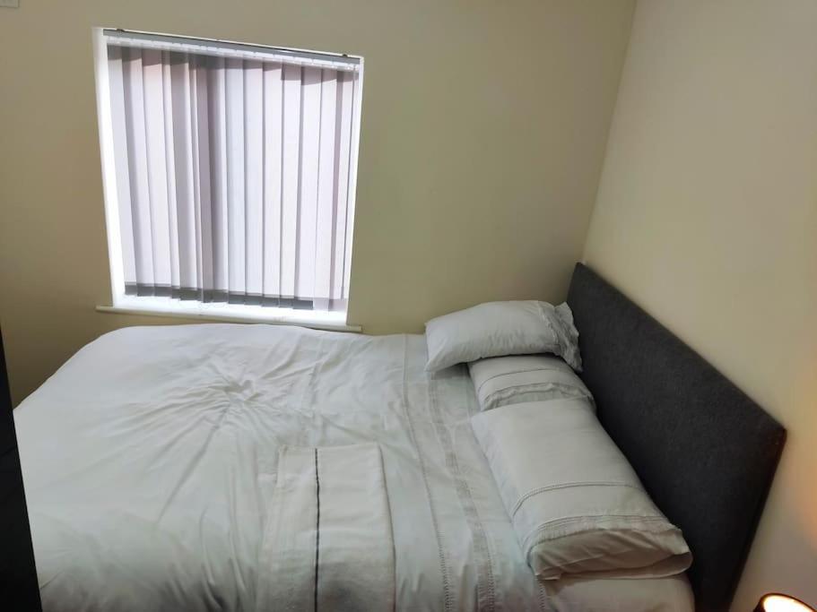 Cheerful 2-Bedroom Home With Off Street Parking 블랙풀 외부 사진