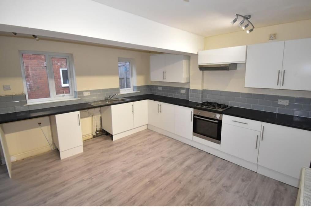 Cheerful 2-Bedroom Home With Off Street Parking 블랙풀 외부 사진