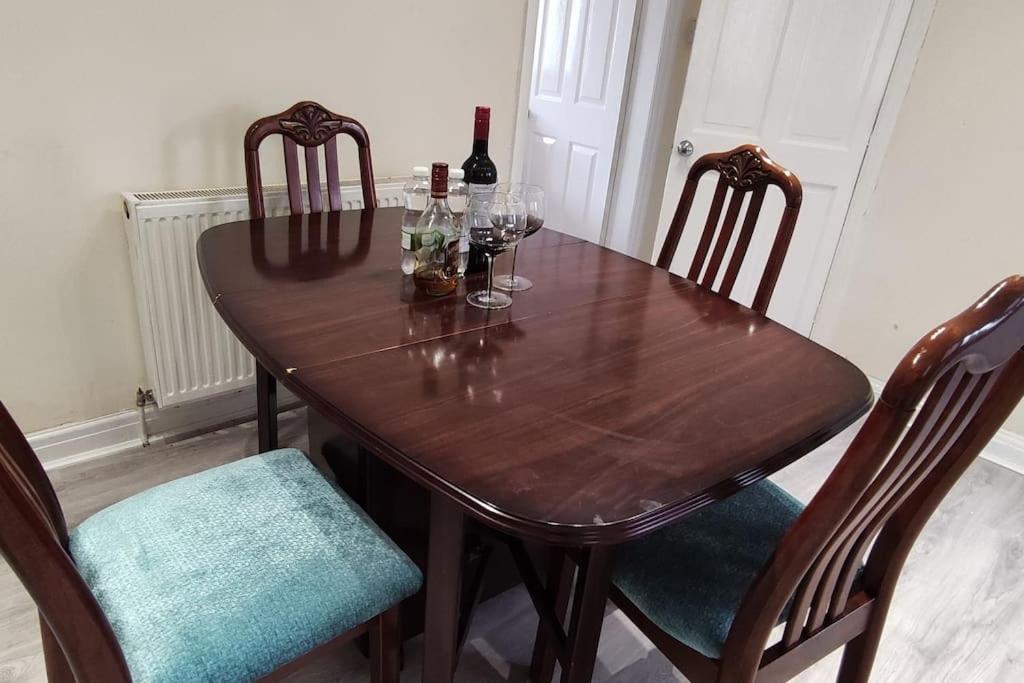 Cheerful 2-Bedroom Home With Off Street Parking 블랙풀 외부 사진