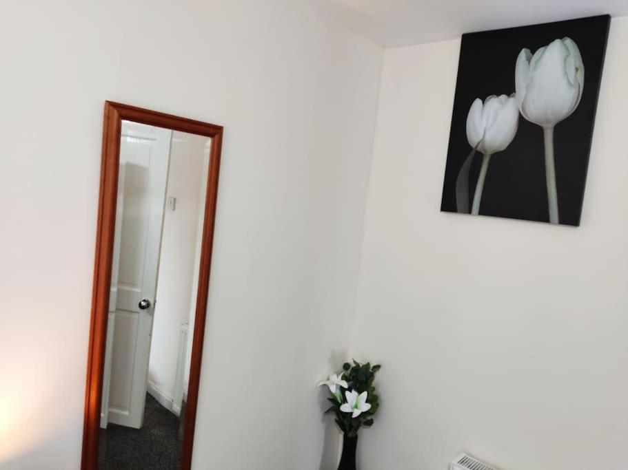 Cheerful 2-Bedroom Home With Off Street Parking 블랙풀 외부 사진