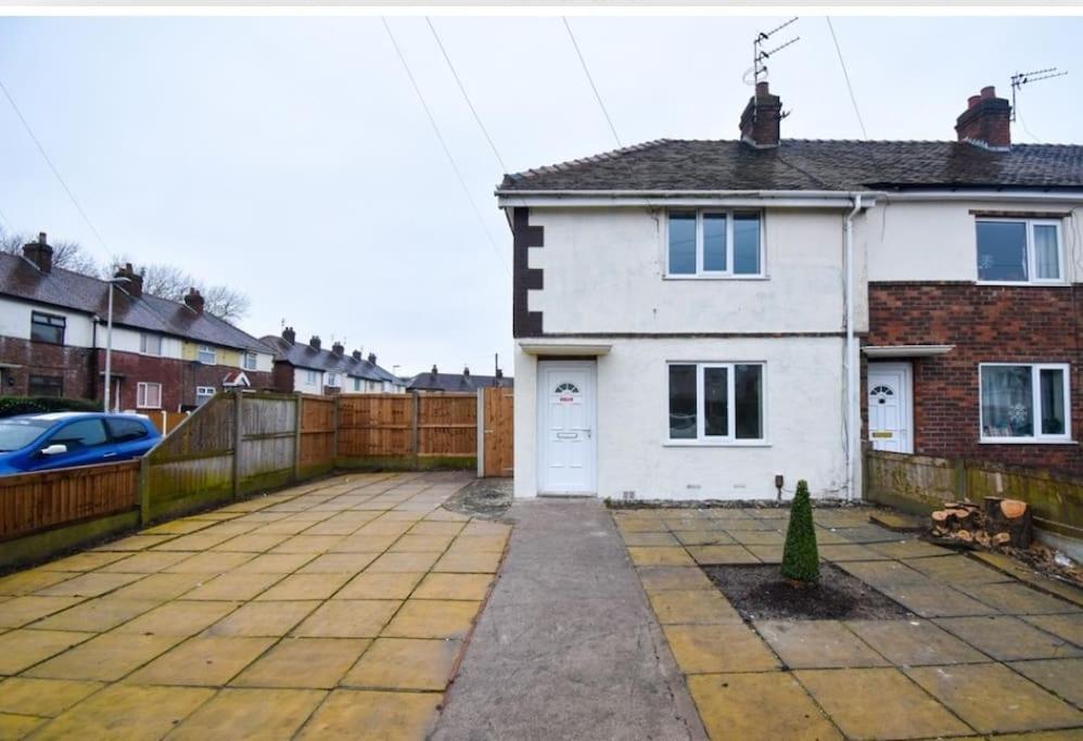 Cheerful 2-Bedroom Home With Off Street Parking 블랙풀 외부 사진