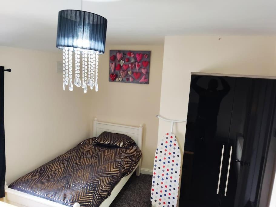 Cheerful 2-Bedroom Home With Off Street Parking 블랙풀 외부 사진
