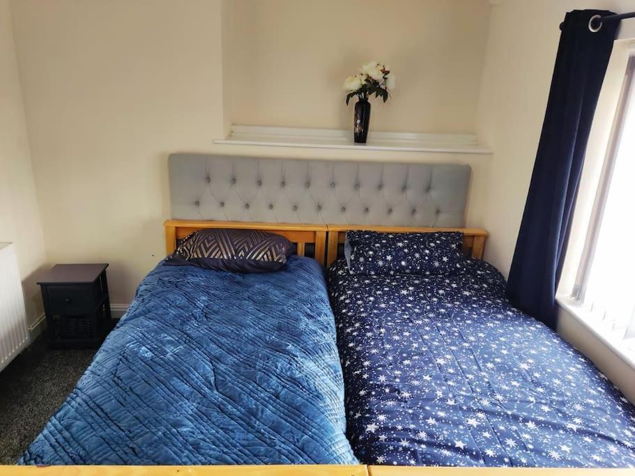 Cheerful 2-Bedroom Home With Off Street Parking 블랙풀 외부 사진