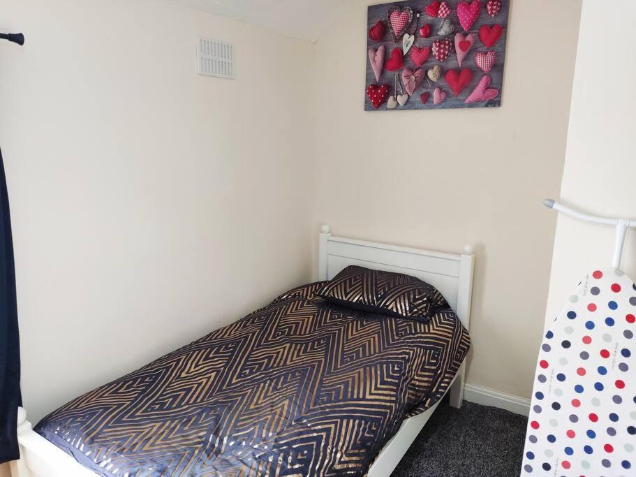 Cheerful 2-Bedroom Home With Off Street Parking 블랙풀 외부 사진