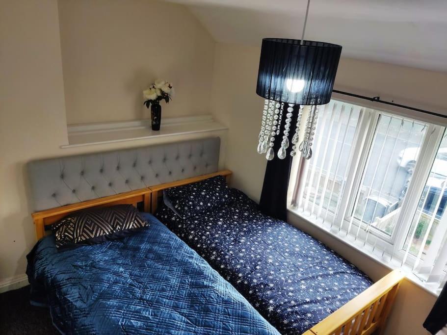 Cheerful 2-Bedroom Home With Off Street Parking 블랙풀 외부 사진