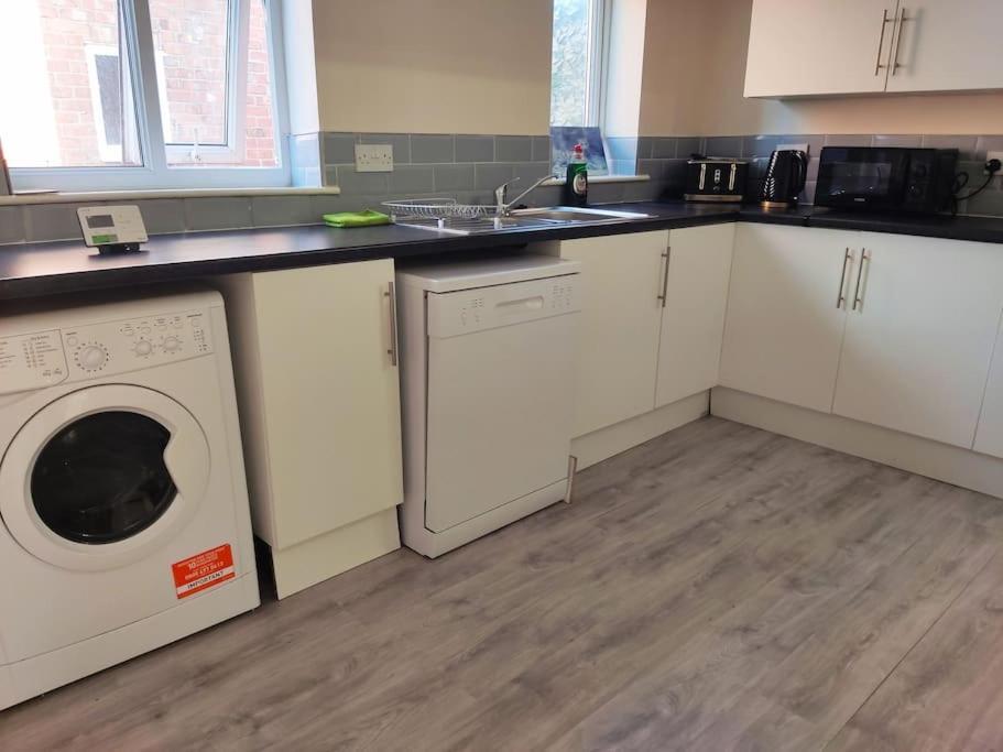 Cheerful 2-Bedroom Home With Off Street Parking 블랙풀 외부 사진