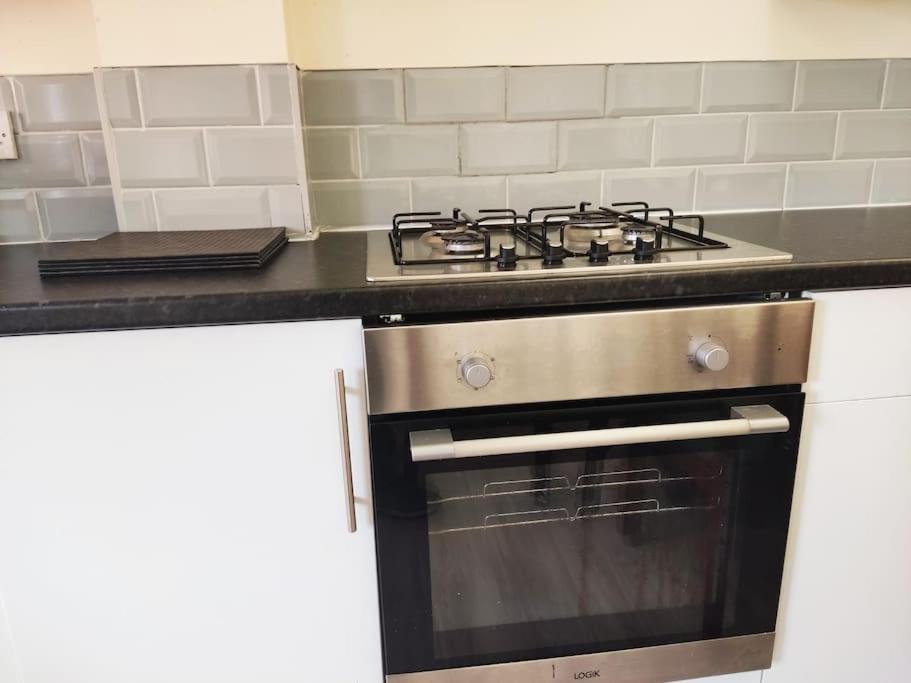 Cheerful 2-Bedroom Home With Off Street Parking 블랙풀 외부 사진