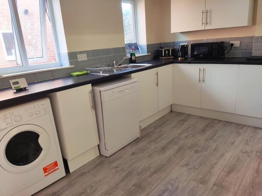 Cheerful 2-Bedroom Home With Off Street Parking 블랙풀 외부 사진