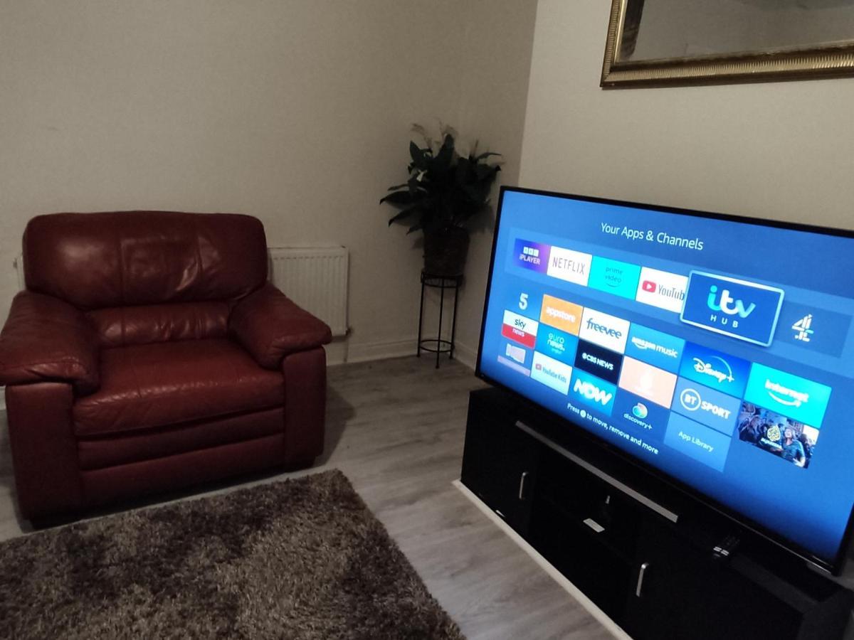 Cheerful 2-Bedroom Home With Off Street Parking 블랙풀 외부 사진