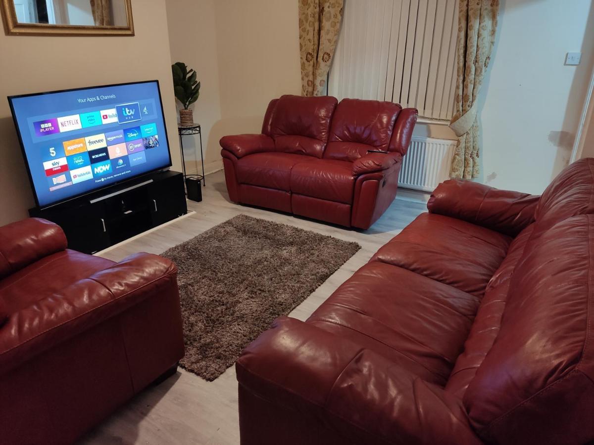 Cheerful 2-Bedroom Home With Off Street Parking 블랙풀 외부 사진