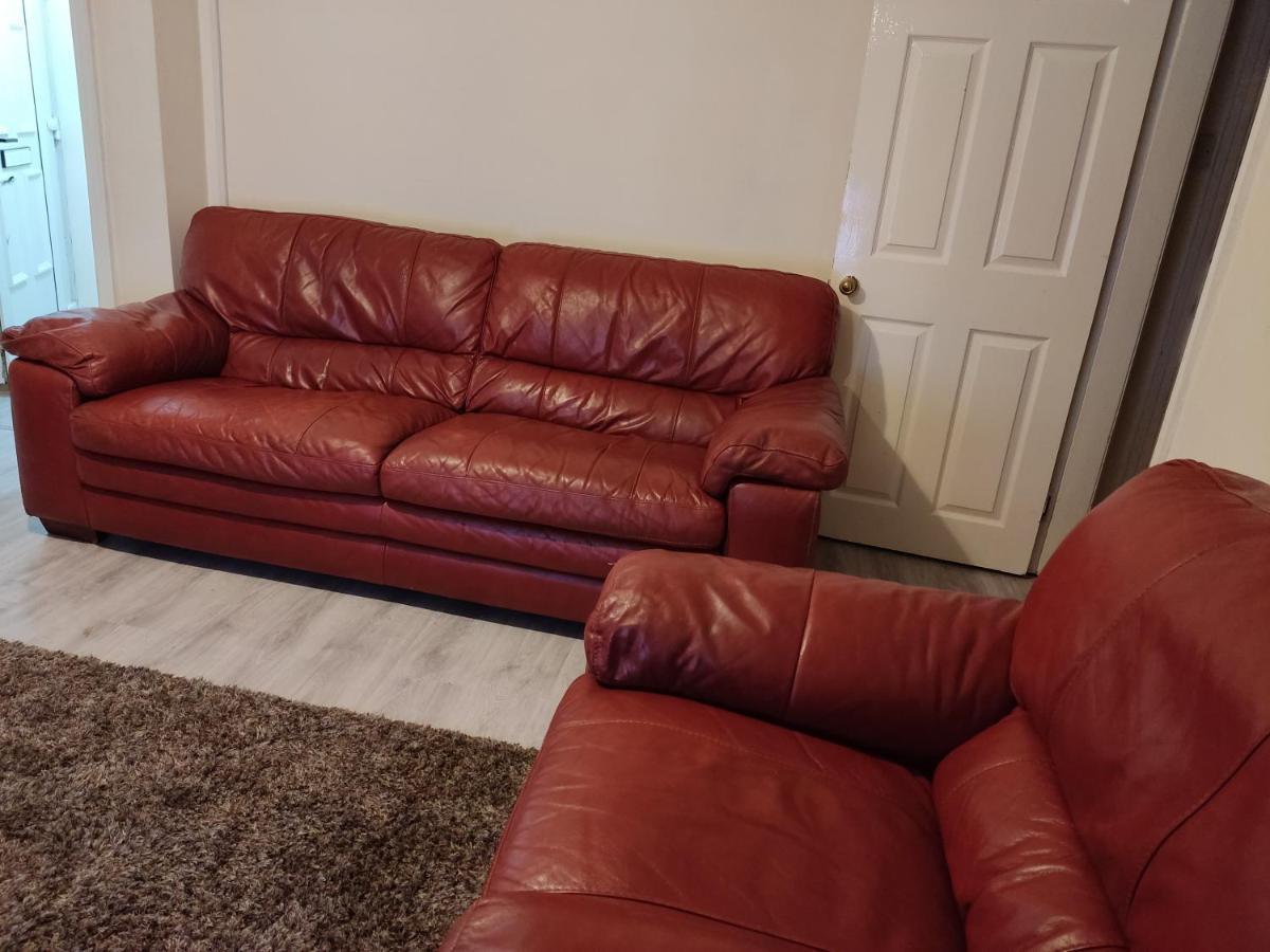 Cheerful 2-Bedroom Home With Off Street Parking 블랙풀 외부 사진