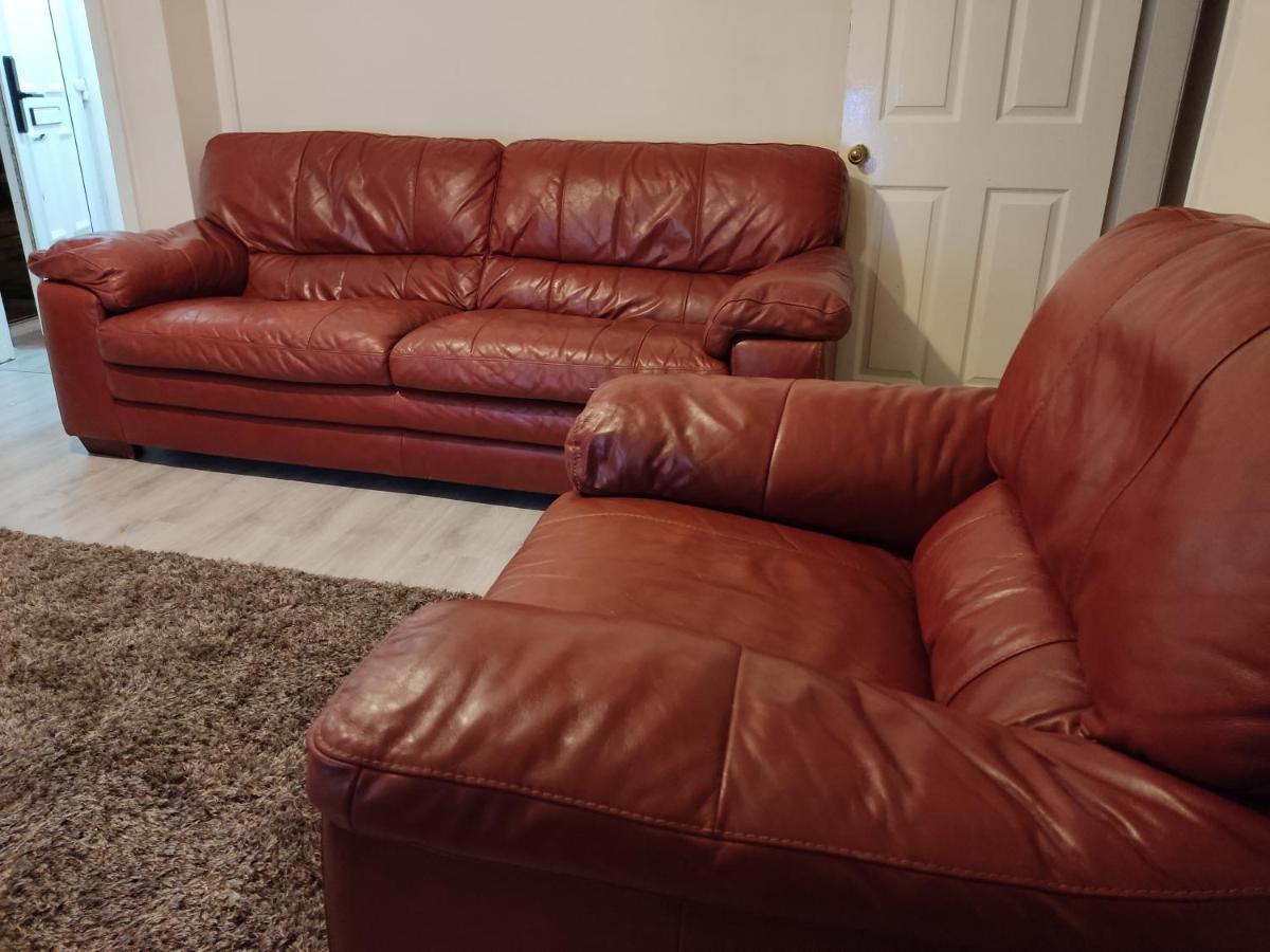 Cheerful 2-Bedroom Home With Off Street Parking 블랙풀 외부 사진