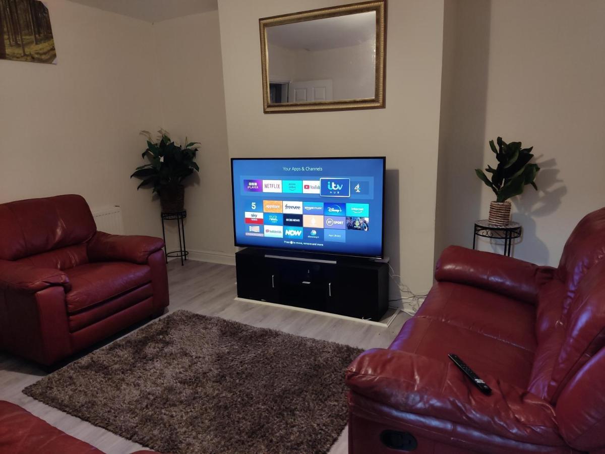 Cheerful 2-Bedroom Home With Off Street Parking 블랙풀 외부 사진