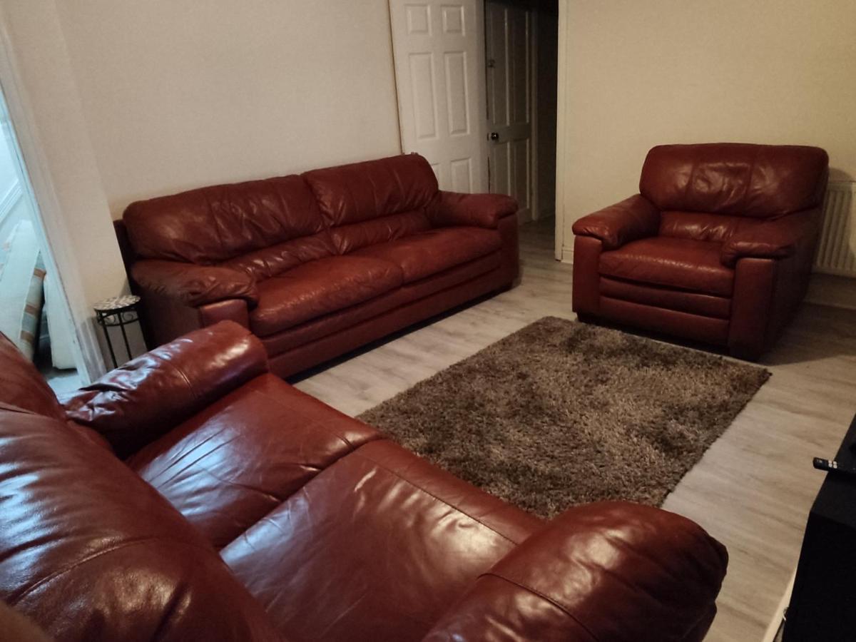 Cheerful 2-Bedroom Home With Off Street Parking 블랙풀 외부 사진