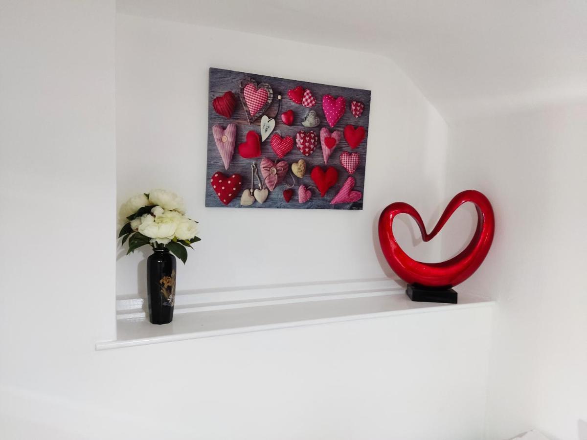 Cheerful 2-Bedroom Home With Off Street Parking 블랙풀 외부 사진