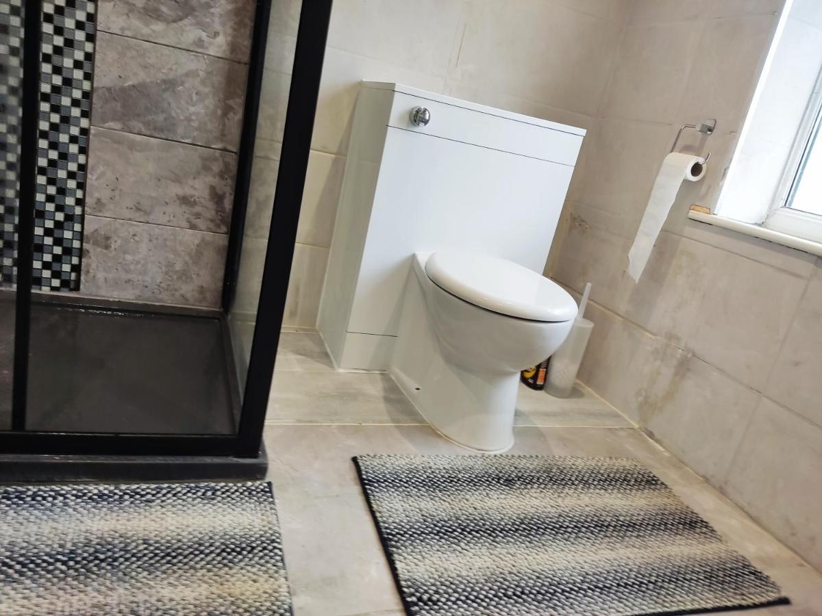 Cheerful 2-Bedroom Home With Off Street Parking 블랙풀 외부 사진