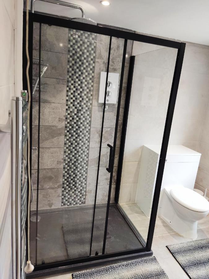 Cheerful 2-Bedroom Home With Off Street Parking 블랙풀 외부 사진