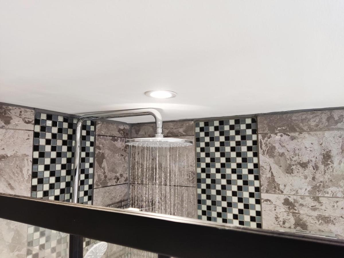 Cheerful 2-Bedroom Home With Off Street Parking 블랙풀 외부 사진